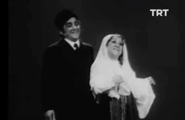 Aslen Rum asıllı tulûat ustası Komik-i Şehir Naşit Bey ile Ermeni asıllı tiyatro oyuncusu ve kantocu Amelya Hanım’ın oğlu olarak 15 Ağustos 1928’de İstanbul’da dünyaya geldi. Amelya Hanım'ın annesi zamanının meşhur kantocularından Osmanlı Ermenisi Küçük Virjin, babası ise Osmanlı Rumu, Kemani Yorgo Efendi'dir.