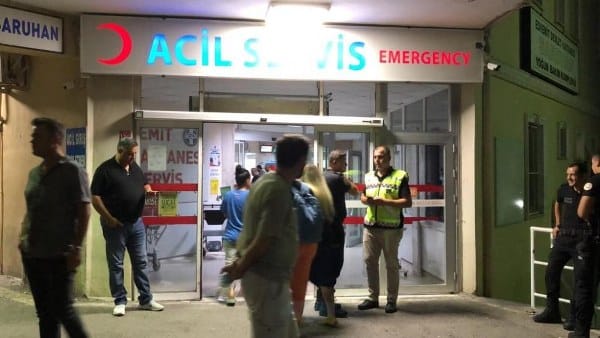 Edremit'te bulunan bir otelde gerçekleştirilen sünnet düğününde yemek yüzünden çıkan tartışmanın kavgaya dönüşmesinin ardından silahla yaralanan garsonlardan biri yaşamını yitirdi.