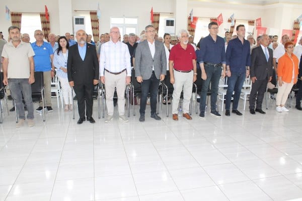 Manyas ilçe kongresinde mevcut başkan Av.İsfendiyar Ülker, yeniden güven tazeledi. kongrede konuşan Manyas Belediye Başkanı Tancvan Barçın, ilçe başkanına yüklenerek 'İlçe Başkanlığı kendi egolarını tatmin etme yeri değildir ' dedi.