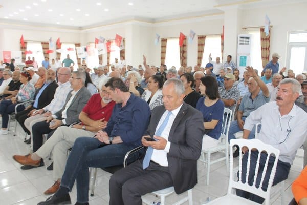 Manyas ilçe kongresinde mevcut başkan Av.İsfendiyar Ülker, yeniden güven tazeledi. kongrede konuşan Manyas Belediye Başkanı Tancvan Barçın, ilçe başkanına yüklenerek 'İlçe Başkanlığı kendi egolarını tatmin etme yeri değildir ' dedi.