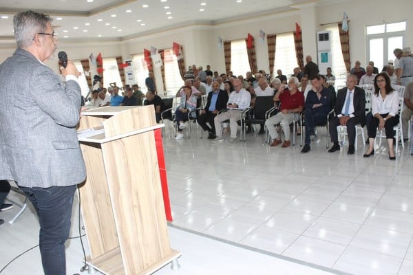 Manyas ilçe kongresinde mevcut başkan Av.İsfendiyar Ülker, yeniden güven tazeledi. kongrede konuşan Manyas Belediye Başkanı Tancvan Barçın, ilçe başkanına yüklenerek 'İlçe Başkanlığı kendi egolarını tatmin etme yeri değildir ' dedi.
