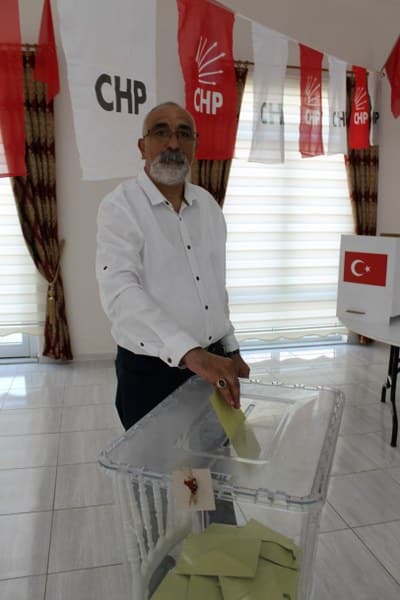 Manyas ilçe kongresinde mevcut başkan Av.İsfendiyar Ülker, yeniden güven tazeledi. kongrede konuşan Manyas Belediye Başkanı Tancvan Barçın, ilçe başkanına yüklenerek 'İlçe Başkanlığı kendi egolarını tatmin etme yeri değildir ' dedi.
