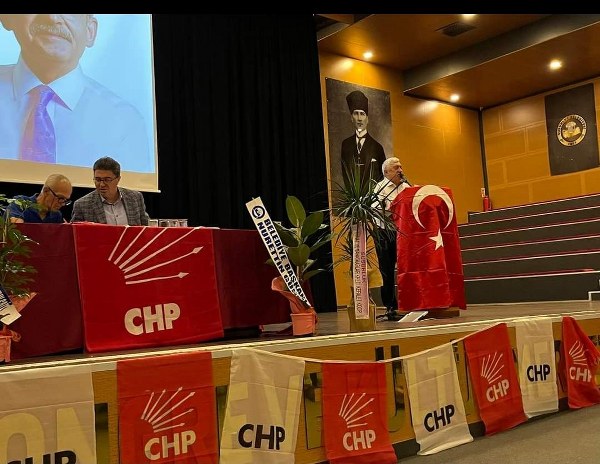 CHP'de Susurluk İlçe Başkanlık seçimi tamamlandı. Mavi ve Beyaz olmak üzere 2 liste ile gidilen ilçe kongresinde Ümit Bekir Barut güven tazeleyerek ilçe başkanlığına yeniden seçildi.