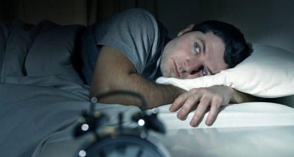 Uzman Dr. Müge Yetener, kronik ağrının temel nedenlerinden birinin uyku bozuklukları olduğunu ifade etti. Ağrının uyku düzenini olumsuz etkileyebildiği bilinirken, bu iki faktör arasındaki karşılıklı ilişkinin daha açıkça anlaşıldığı belirtti. Uzm. Dr. Yetener, “Kronik ağrısı olanların yüzde 42’sinde uyku bozukluğu gözlenmiş. Uyku ve ağrı arasındaki ilişki karşılıklı olsa da, kanıtlar kötü uykunun ağrının kötüleşmesine yol açması açısından çok daha büyük bir itici güç olduğunu düşündürüyor” dedi.