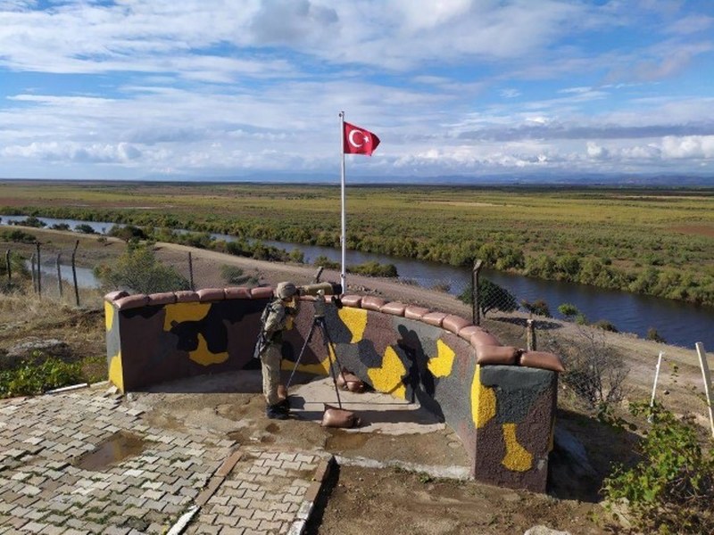 Milli Savunma Bakanlığı, Yunanistan’dan yasa dışı yollarla Türkiye’ye girmeye çalışan 2 teröristin yakalandığını bildirdi.