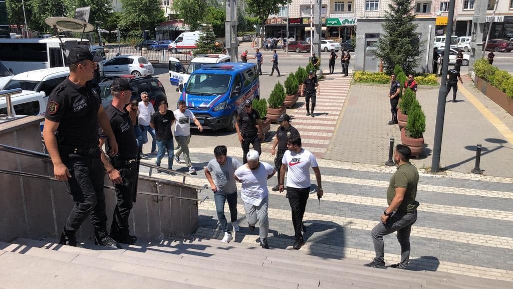 Bursa'nın İnegöl ilçesinde komşular arasında gürültü yüzünden çıkan kavgada yaralılardan biri hayatını kaybetti. Kavgaya ilişkin 3 kişi polis ekiplerince gözaltına alındı.
