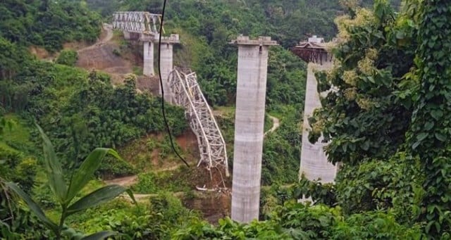 Hindistan'ın Mizoram eyaletinde yapım aşamasındaki bir demiryolu köprüsünün çökmesi sonucu en az 17 işçinin hayatını kaybettiği açıklandı.