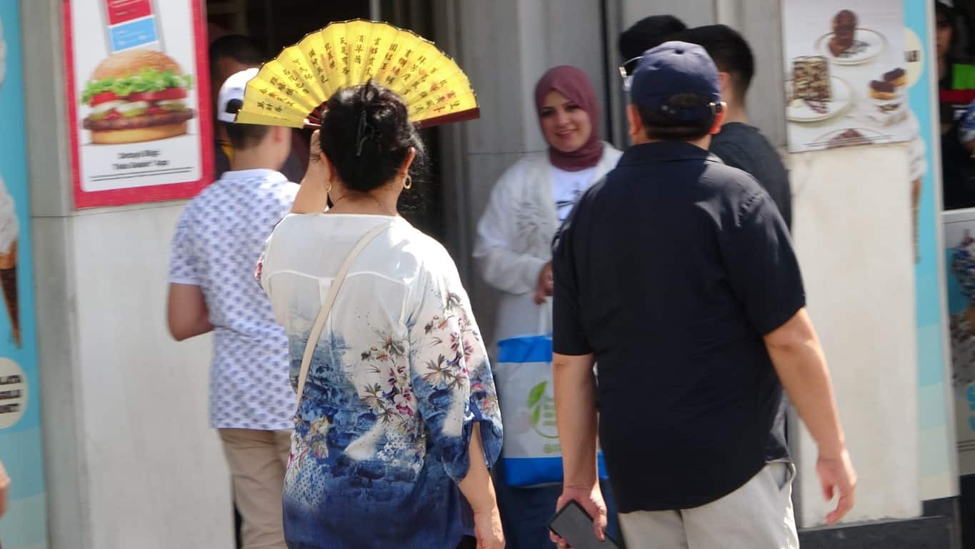 Çöl sıcakları yani "Eyyam-ı Bahur" tüm yurtta etkisini sürdürüyor. Mega kent İstanbul’da da kavuran sıcaklar vatandaşlara, özellikle de turistlere zor anlar yaşattı.