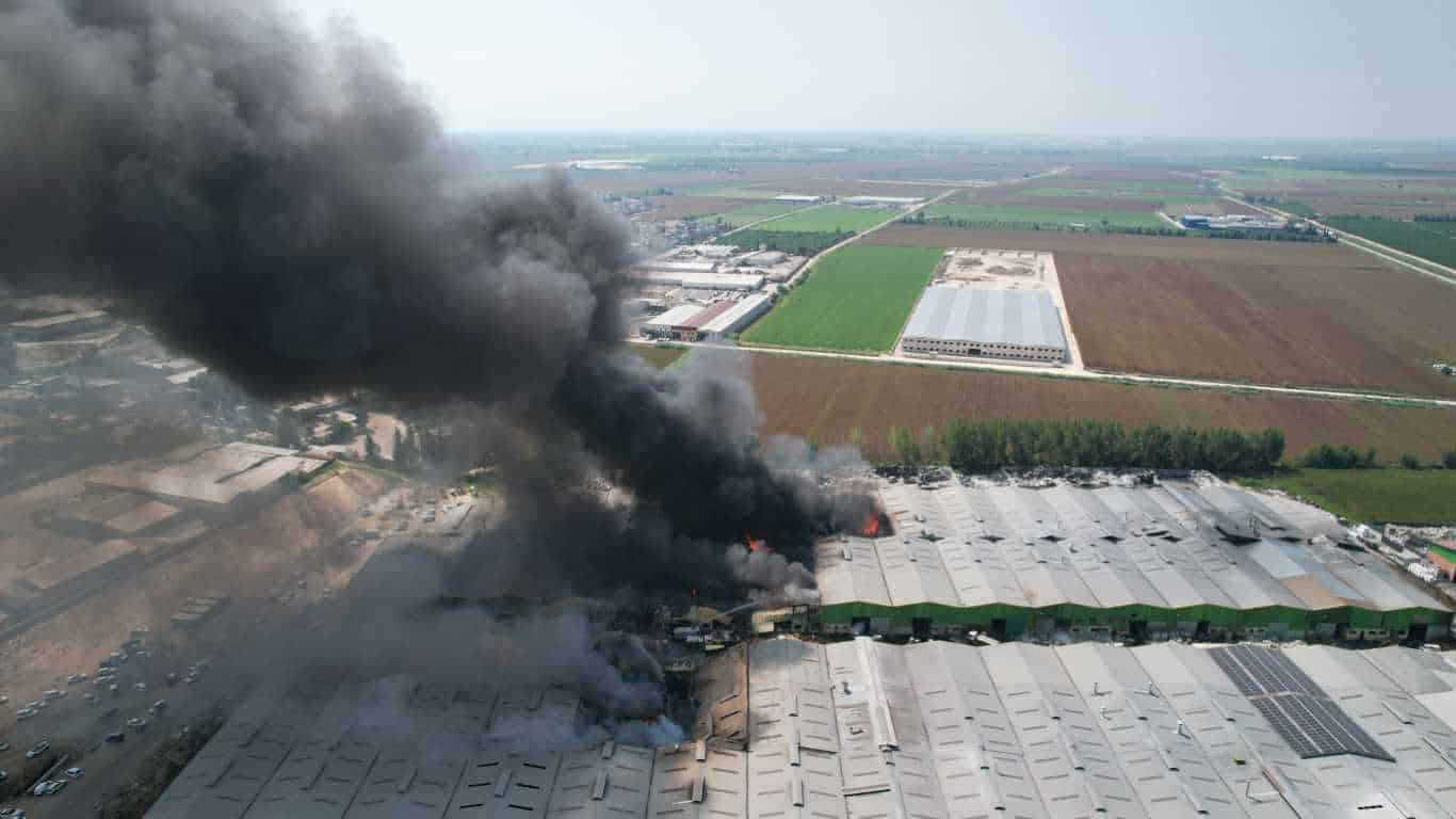 Adana’da bir geri dönüşüm tesisinde başlayan ve 18 fabrikaya sıçrayan yangın hala kontrol altına alınamadı. Yangın havadan böyle görüntülendi. 