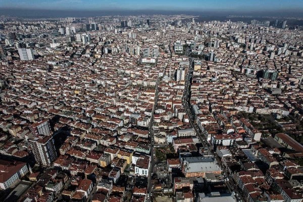Kiralık ev ilanlarındaki eğilimlerde dikkat çeken bir değişiklik yaşanıyor. Son zamanlarda kiracı-mal sahibi anlaşmazlıklarından kaynaklanan sorunların ardından, yeni kiralanacak konutlarda artık aileler yerine bekarlar veya öğrenciler tercih ediliyor. Emlak Uzmanı Mustafa Hakan Özelmacıklı, gelecek dönemlerde yüzde 25 artış sınırlamasının ne şekilde devam edeceğinin belirsizliğinden dolayı ev sahiplerinin, daha esnek ve evi istediklerinde boşaltabilecek kiracılar arayışında olduklarını ifade etti.