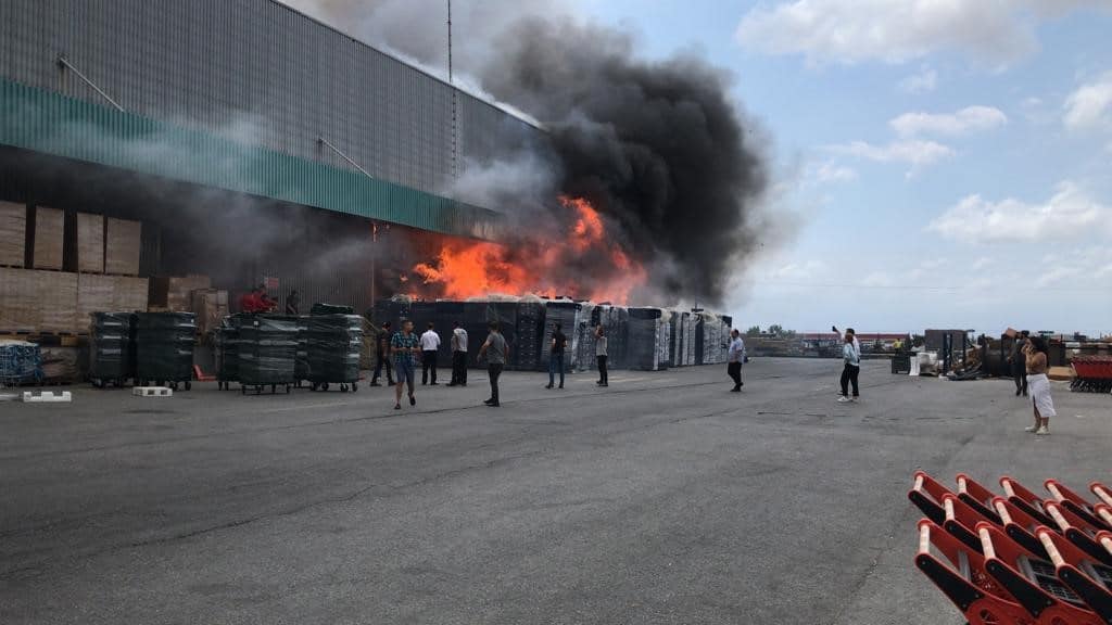 Kocaeli’nin Çayırova ilçesinde bir zincir marketin deposunda yangın çıktı. Çok sayıda itfaiye ve polis ekipleri, olay yerine sevk edildi.