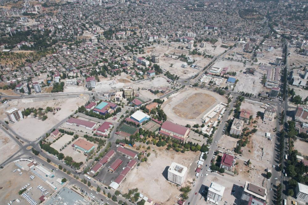 Kahramanmaraş’ta meydana gelen 6 Şubat depremlerinin yaşandığı günler ve aradan geçen 6 ayın ardından ortaya çıkan sessiz boşluklar böyle görüntülendi.