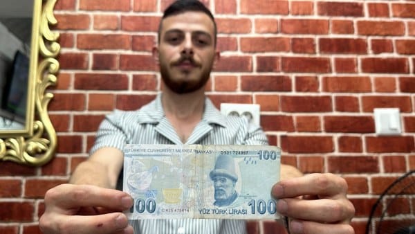 Düzce ilinde, sahte para üreten dolandırıcıların yeni taktiği gün yüzüne çıktı. Sahtecilik yönteminde, ATM bile ayrım yapamıyor; çünkü kullanılan paraların yarısı sahte, yarısı gerçek.