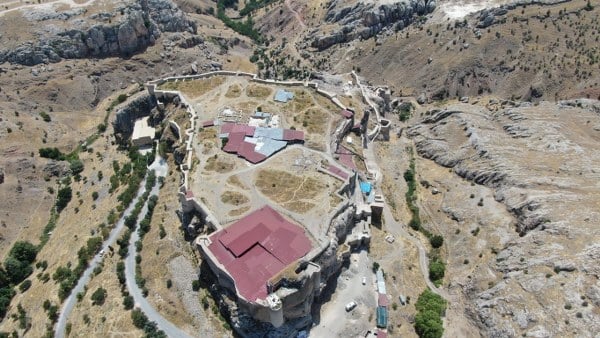 Harput Mahallesi'nde Urartu Krallığı tarafından kurulan ve tarihe ışık tutan 5 bin yıllık Harput Kalesi'nde devam edilen iç kale kazı çalışmalarında 700 yıllık metal atölyesi gün yüzüne çıkartıldı.