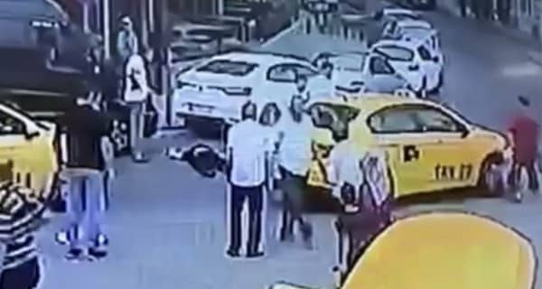 Beyoğlu'nda, evine gitmek isteyen 57 yaşındaki Fas uyruklu bir adam, kısa mesafe nedeniyle taksinin şoförü tarafından araca alınmadı. Ardından çıkan kavgada taksici tarafından sokak ortasında darp edilen adam, yere başını çarptı. Olay yerine gelen polisler, kavgayı kaydeden kameralardan dehşet anlarını inceledi. Ağır yaralı olarak hastaneye kaldırılan adam, yapılan tüm müdahalelere rağmen hayatını kaybetti. Polis ekipleri, kaçan taksiciyi yakalayarak adalete teslim etti. Beyoğlu Asayiş Büro Amirliği'nin yaptığı soruşturma sonucunda taksici, ev hapsi cezasına çarptırıldı.