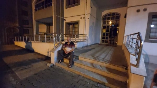 Son aylarda Türkiye genelinde birçok kiracının ev sahiplerinin baskısı nedeniyle evsiz kaldığı bir dönemde, Karabük'te ilginç bir durum yaşandı. Eşinden ayrılan bir kişi, 6 ay önce ihtar çektiği kiracısının evden çıkmaması sebebiyle sokakta kaldı. Apartman içine koyduğu koltukta kalan şahsın gözü, kiracısının kapısında.