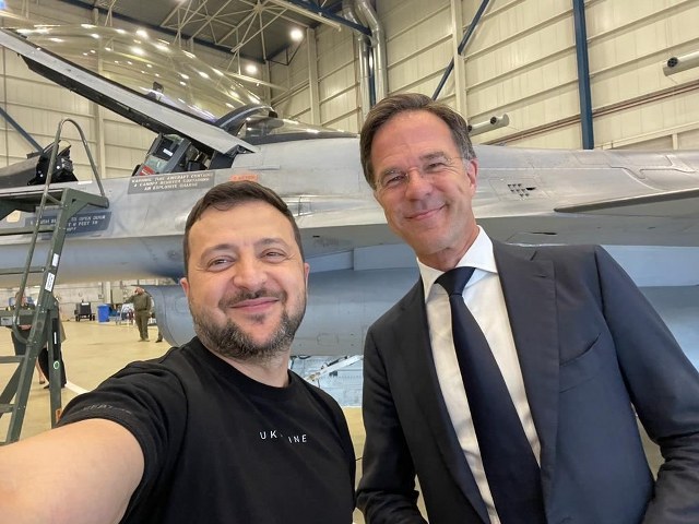 Hollanda’yı ziyaret eden Ukrayna Devlet Başkanı Vladimir Zelenskiy, Ukrayna ve Hollanda’nın F-16 savaş uçakları konusunda anlaştıklarını duyurarak, “42 jet. Ve bu sadece başlangıç.” ifadelerini kullandı. 