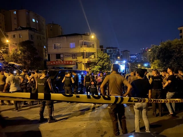 Kağıthane’de uyuşturucu operasyonu sırasında polise uzun namlulu ve otomatik silahlarla ateş açıldı.