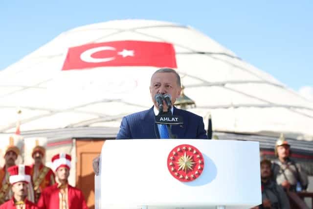 Cumhurbaşkanı Recep Tayyip Erdoğan, “Zaferlerimizin ve gurur günlerimizin her birinde ülkemizde yeni dönemin, milletimizin fertleri arasında yeni bir kucaklaşmanın zemini haline getirmek istiyoruz” dedi.