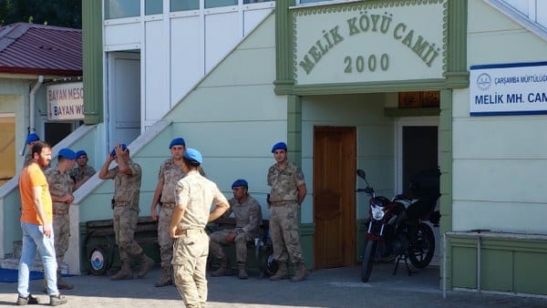 Samsun'un Çarşamba ilçesinde, arazi anlaşmazlığı sebebiyle iki aile arasında cuma namazı sonrasında meydana gelen silahlı kavgada, 2 kişi hayatını kaybetti ve 7 kişi yaralandı.