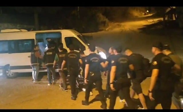 Balıkesir Edremit'te polis ekiplerinin kıyıya yakın kiraladıkları evlerden kaçak göçmenleri Yunanistan'a bot ve teknelerle geçişi için hazırlık yapan organizatörlere eş zamanlı operasyon düzenlendi.