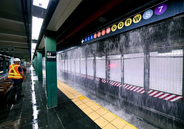 New York City'de, 127 yıllık su şebekesinin patlaması nedeniyle Times Meydanı'ndaki metro istasyonu ve çevresindeki sokaklar sular altında kaldı.