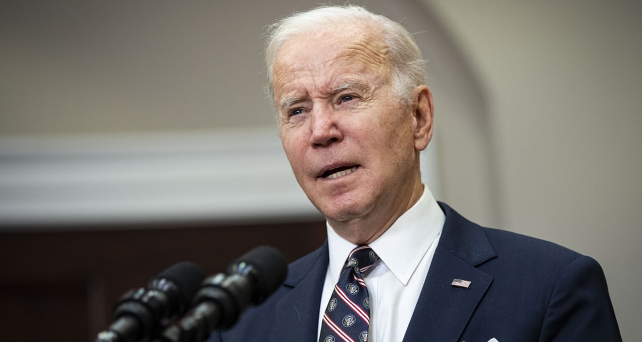 ABD Başkanı Joe Biden’a, sosyal medya üzerinden tehdit içeren paylaşımlarda bulunan 74 yaşındaki Craig Deleeuw Robertson, evine düzenlenen baskın sırasında öldürüldü.