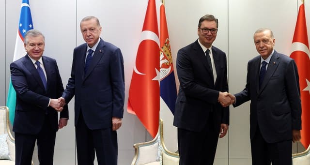 Cumhurbaşkanı Recep Tayyip Erdoğan, Macaristan'ın başkenti Budapeşte'ye gitti. Erdoğan, resmi temaslarda bulunmak üzere gittiği Macaristan’da Özbekistan Cumhurbaşkanı Mirziyoyev ve Sırbistan Cumhurbaşkanı Vucic ile de görüştü. 
