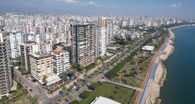 Üniversite kayıtlarının başlamasıyla kiralık ev piyasası hareketlendi. Emlakçılar, ev sahiplerinin artık kısa dönem oturacakları ve tahliye kısmında sorun çıkarmayacakları düşüncesiyle öğrencileri tercih etmeye başladığını ifade etti.