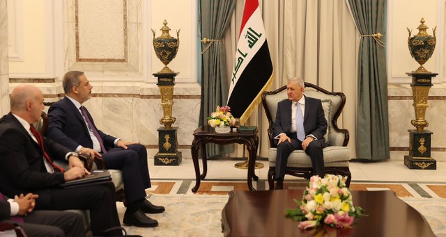 Dışişleri Bakanı Hakan Fidan, temaslarda bulunmak üzere geldiği Irak’ta Cumhurbaşkanı Abdullatif Reşit ile bir araya geldi.
