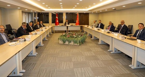 7. Dönem Kamu Toplu Sözleşmesi’nde, 8 saat süren Kamu Görevlileri Hakem Kurulu 4’üncü toplantısı sona erdi. Memur-emekli zam oranı perşembe günü açıklanacak.