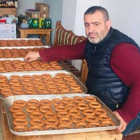 Çağrı Kardeşler Simit Sarayı İşletme Sahibi Mehmet Çağrı, Susurluk içinde 100 gramlık simit fiyatının güncellemelerle birlikte 1 Lira