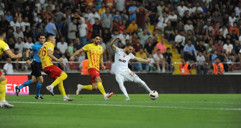 Son şampiyon Galatasaray, Süper Lig'in ilk haftasında Kayserispor'la deplasmanda 0-0 berabere kalarak sezona kötü bir başlangıç yaptı.