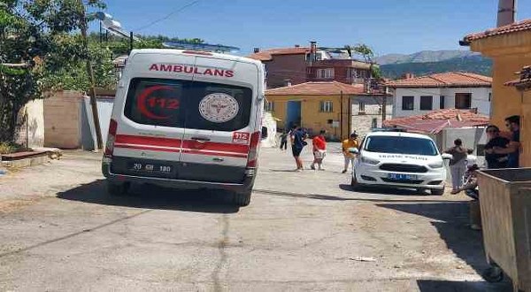 Kahramanmaraş depreminin izlerini taşıyan bir kişi, ailesiyle birlikte Denizli'nin Tavas ilçesine yerleştikten sonra dehşet verici bir olaya imza attı. Cinnet geçiren bu şahıs, 4 yaşındaki üvey oğlunu ve eşini çok sayıda bıçak darbesiyle acımasızca öldürdü.