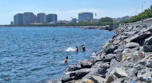 İstanbul'da devam eden 'Eyyam-ı Bahur' sıcak dalgası nedeniyle rahatsızlık yaşayan şehir sakinleri, serinlemek amacıyla Yedikule sahilini tercih etti. Denize giren vatandaşlar, keyifli bir pazar günü geçirme fırsatı buldular.