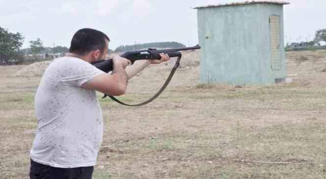 Şırnak'ın kırsal Toptepe köyünde hayvan otlatırken domuz sürüsüne ateş eden şahıs yanlışlıkla arkadaşını öldürdü.
