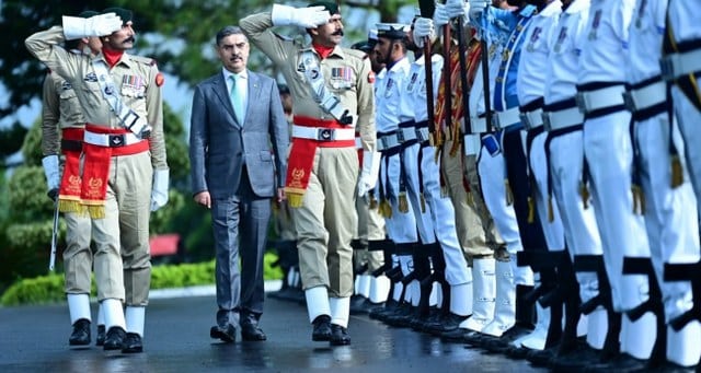 Pakistan’da bu yıl yapılması planlanan genel seçimler öncesi parlamentonun feshedilmesinin ardından geçici hükümetin yeni başbakanı olarak seçilen Anwaarul Hak Kakar, yemin etti.