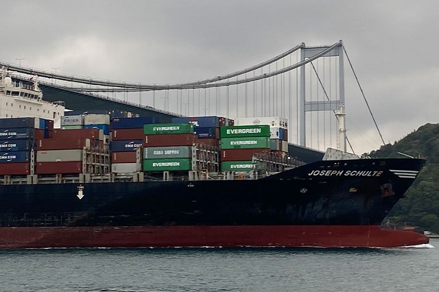 17 Temmuz’da Rusya’nın tahıl koridoru anlaşmasından çekilmesi sonrası Ukrayna’dan yola çıkan Hong Kong bandıralı Joseph Schulte isimli konteyner yüklü ilk gemi İstanbul Boğazı’ndan geçerek Ambarlı Limanı açıklarına demirledi. 