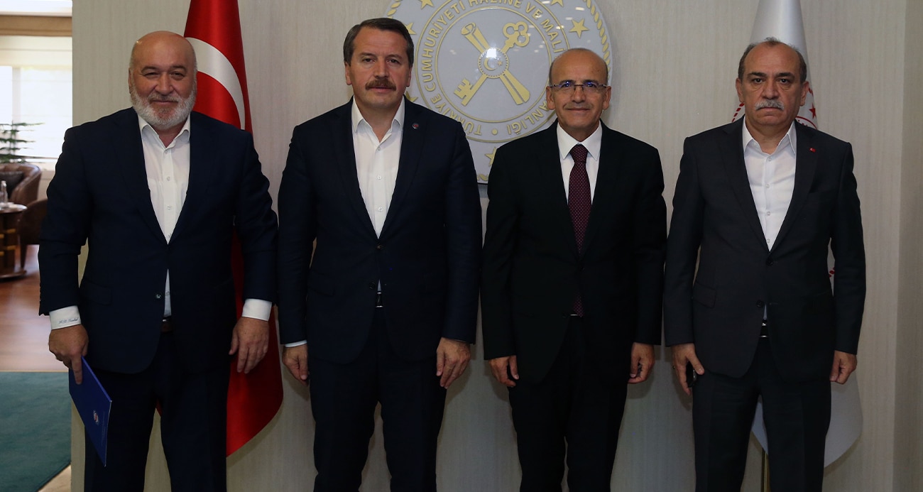 Memur-Sen heyeti, milyonlarca kamu görevlisini ilgilendiren ve bugün başlayacak olan 7. Dönem Toplu Sözleşme görüşmeleri öncesinde Hazine ve Maliye Bakanı Mehmet Şimşek’i önceki akşam ziyaret etti.