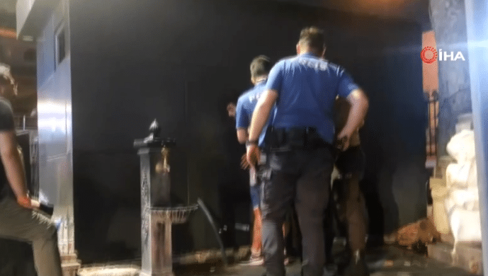İzmit ilçesine bağlı Kocaeli'de, kanlar içindeki bir şahıs önce yön levhasına tekme attı. Elindeki kelepçenin sıkı olduğunu iddia eden bu kişi, ardından duvara kafa attı. Polis aracından dışarı çıkmaya çalışan şahıs, zorlukla kontrol altına alındı.
