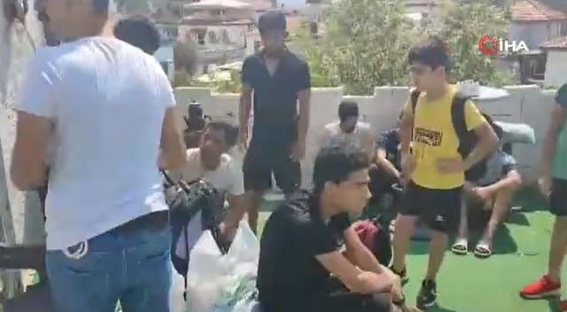 Muğla’nın Marmaris ilçesinde kapalı bir otelde konaklayan 16 düzensiz göçmen polis ekipleri tarafından yakalandı.