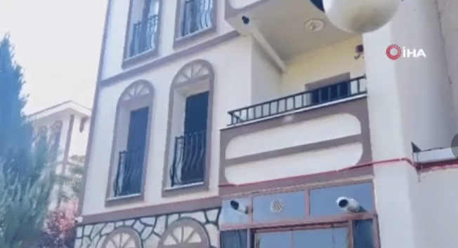 Zonguldak’ın Devrek ilçesinde 31 yaşındaki bir kadın, sabaha karşı cinnet geçirdi ve annesini, anneannesini baltayla doğradı.