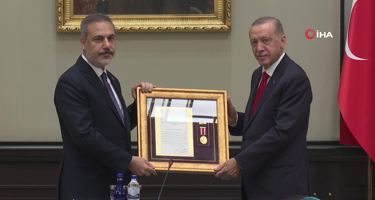 Milli İstihbarat Başkanlığı’ndaki (MİT) görevlerinden dolayı Dışişleri Bakanı Hakan Fidan’a ise ’Devlet Üstün Hizmet Madalyası Beratı’ verdi.
