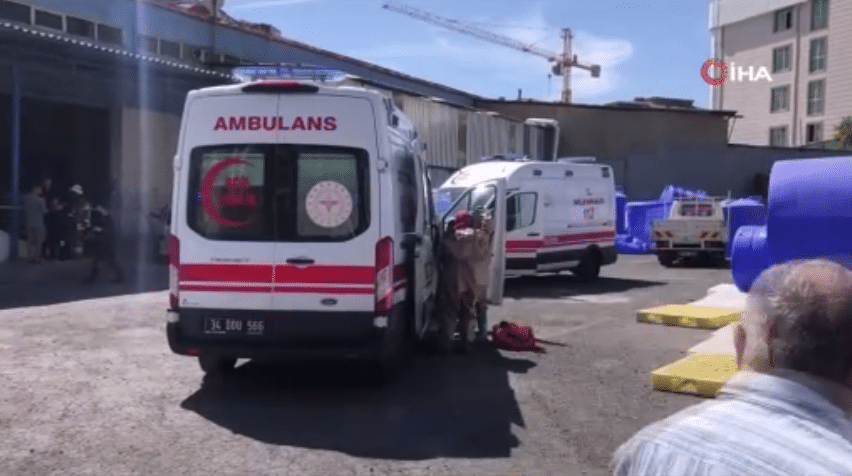 İstanbul Pendik’te bir polyester imalathanesinde kazan içerisinde çalışma yapıldığı sırada kimyasal madde sızıntısı sonucu 3 işçi zehirlendi.