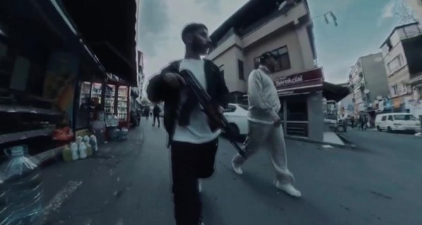 İstanbul'da gerçekleştirilen operasyonda, müzik dünyasında "Heijan" adıyla bilinen rapçi D.T., BIG olarak tanınan S.I. ve CAC adıyla anılan Ş.T. olmak üzere toplam 3 rapçi gözaltına alındı. "Muti" takma adını kullanan rapçi M.N.D. hakkında da yakalama kararı olduğu bildirildi. Söz konusu şahısların, şarkılarında ve kliplerinde kullandıkları ifadeler ve silahlar nedeniyle gözaltına alındığı belirtildi.
