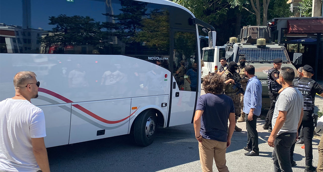 Esenyurt'ta bir tekel bayisinde 2 kişinin öldürülmesiyle sonuçlanan olaya ilişkin gözaltına alınan toplam 8 şüpheli özel güvenlik önlemleriyle Büyükçekmece Adliyesi’ne getirildi.