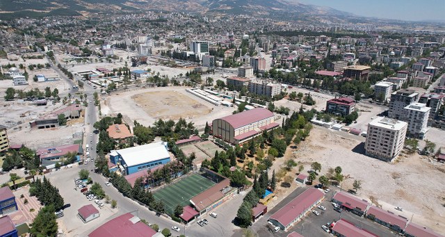Kahramanmaraş'ta meydana gelen depremlerin ardından 6 ay geçti. Bu süreçte ağır hasar gören binaların yıkımı ve enkaz kaldırma çalışmaları kesintisiz bir şekilde devam ediyor.