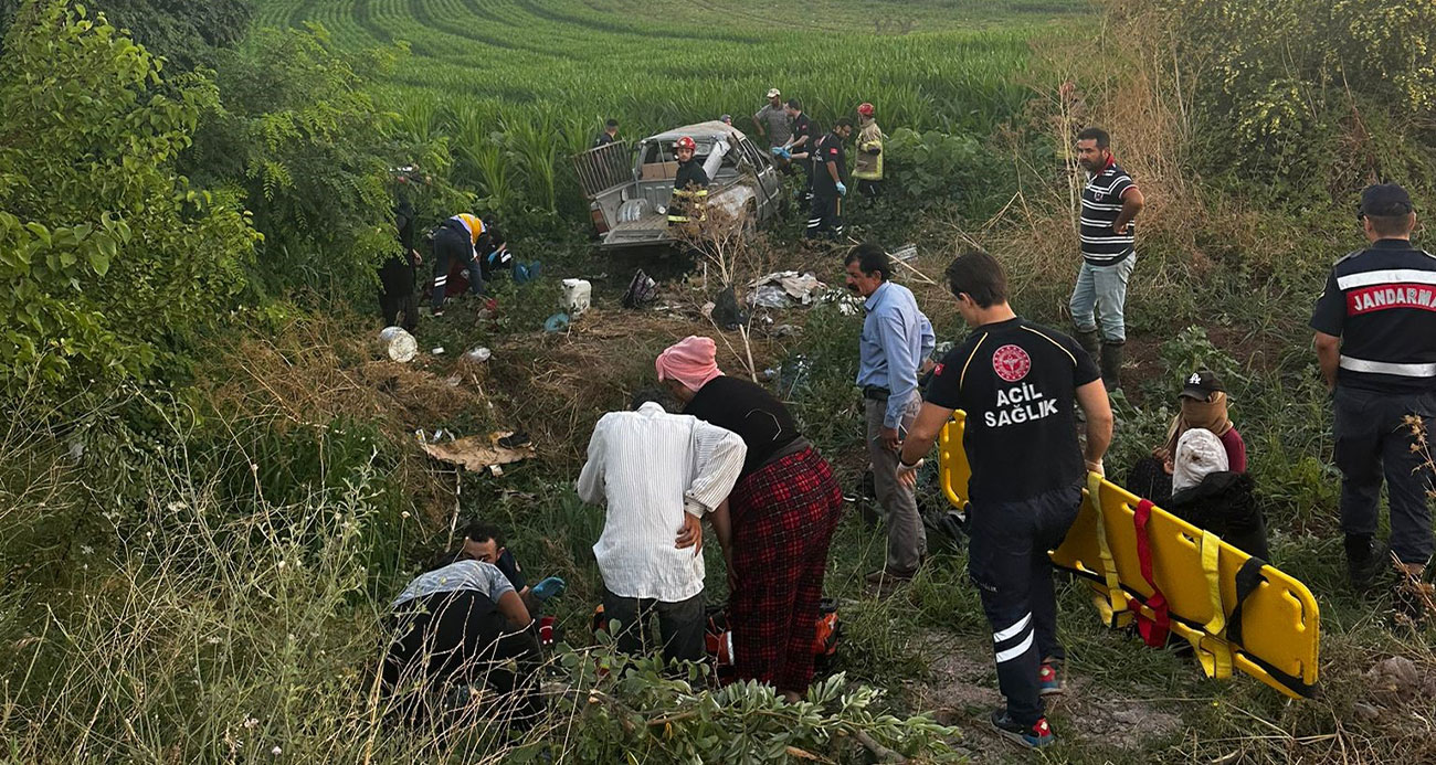 Bursa’nın Karacabey ilçesinde tarlaya işçi götüren araç, direksiyon hakimiyetinin kaybedilmesi sonucu tarlaya savruldu. Kaza sonucunda 11 kişi yaralanırken 3 kişi hayatını kaybetti.
