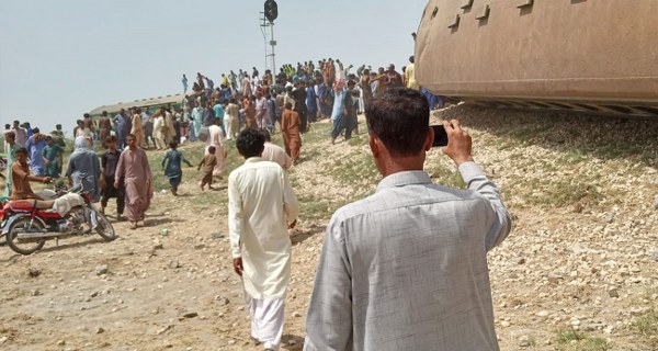Pakistan'ın Karaçi şehrinden Rawalpindi şehrine seyahat eden bir yolcu treninin raydan çıkması sonucu 22 kişi yaşamını yitirdi.
