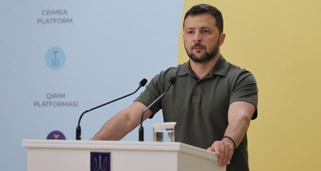 Ukrayna Devlet Başkanı Vladimir Zelenskiy, savaşa dair açıklamalarda bulunarak, "Uzun süre savaşmaya hazırız. Kayıpları en aza indirmemiz lazım" ifadelerini kullandı. 
